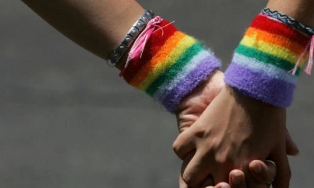 Ρ/καθολικός ιερεάς "πάντρεψε" δύο ομοφυλόφιλες γυναίκες